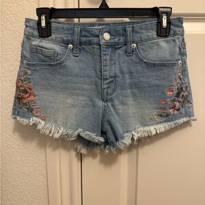 Jeans shorts with floral appliqué
